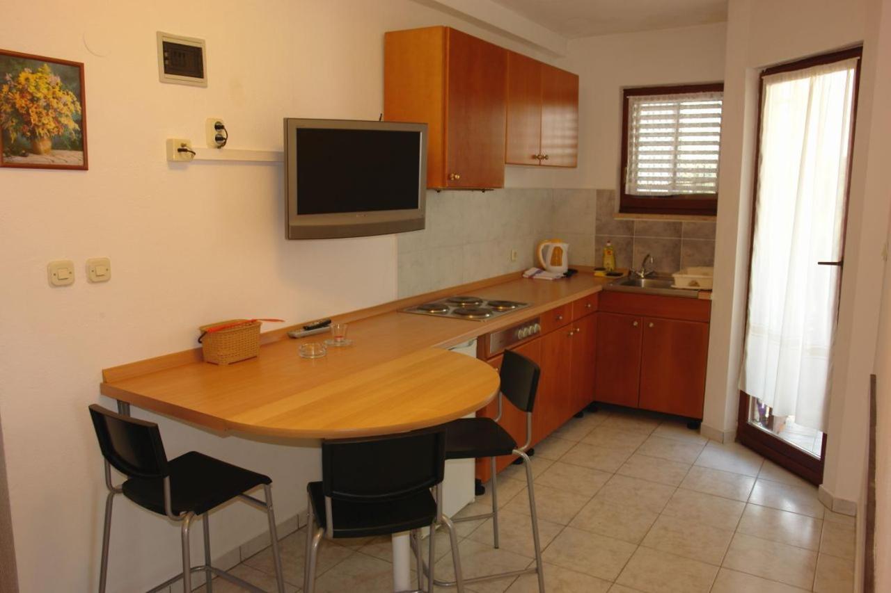 Apartmani Milokanovic Funtana Exteriör bild