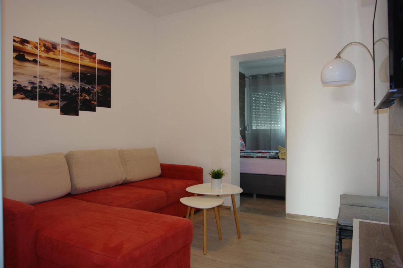 Apartmani Milokanovic Funtana Exteriör bild