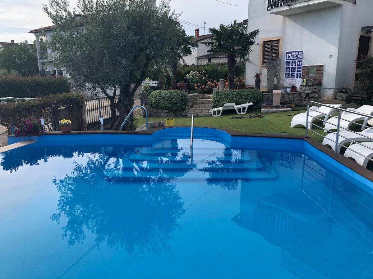 Apartmani Milokanovic Funtana Exteriör bild