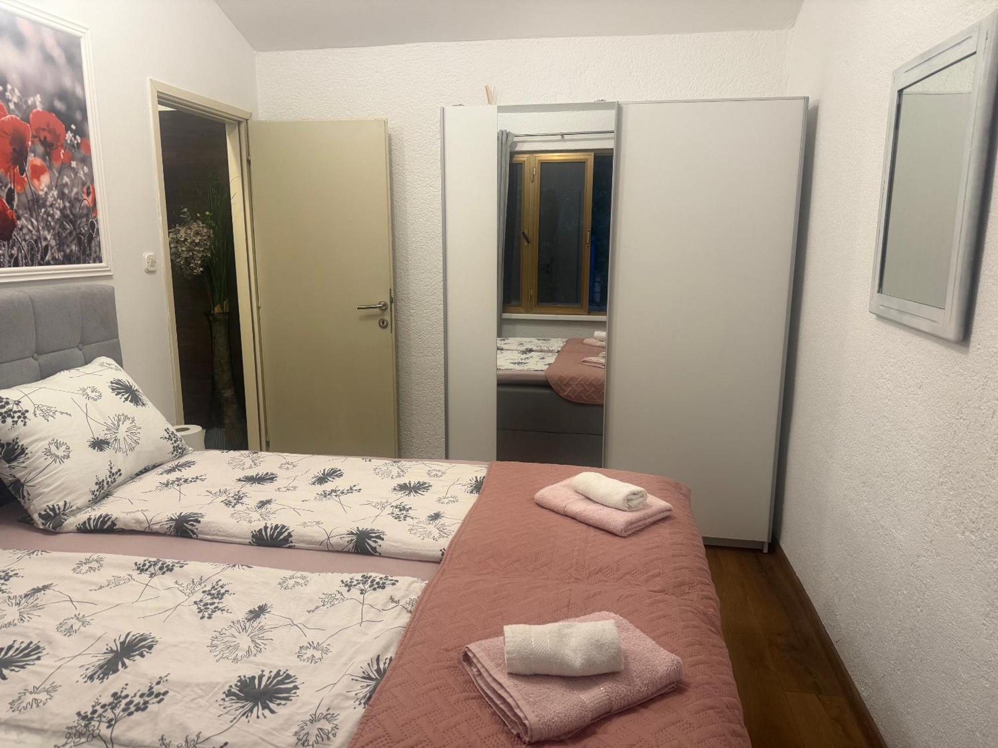 Apartmani Milokanovic Funtana Exteriör bild